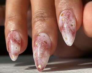 Pink marble manicure with glitter and gold flecks
