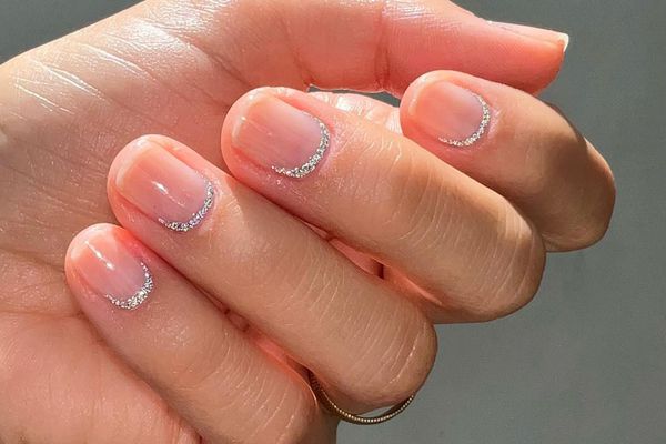 Glittery cuticle fingernails