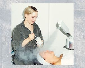 Sofie Pavitt treating a client