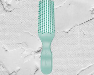 felicia leatherwood brush with the best detangler in blue