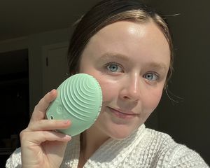 Byrdie editor Holly Rhue with clean skin and holding mint Foreo Luna 4 cleansing device