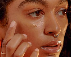 woman applying foundation