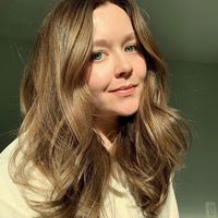 Holly Rhue byrdie senior editor headshot