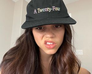 Jenna Ortega in an a24 baseball hat 