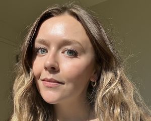 woman wearing lancome mascara in sunlight