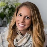 byrdie writer Lindsay Colameo headshot