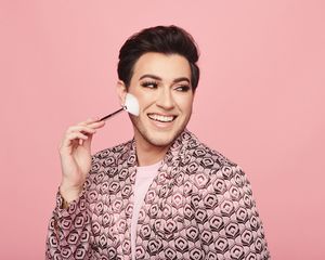 manny mua using fan brush