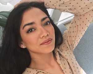 woman wearing sun-kissed makeup