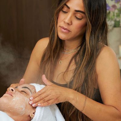 Shani Darden performing a facial