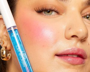 Tarte Maracuja Juicy Shift on model