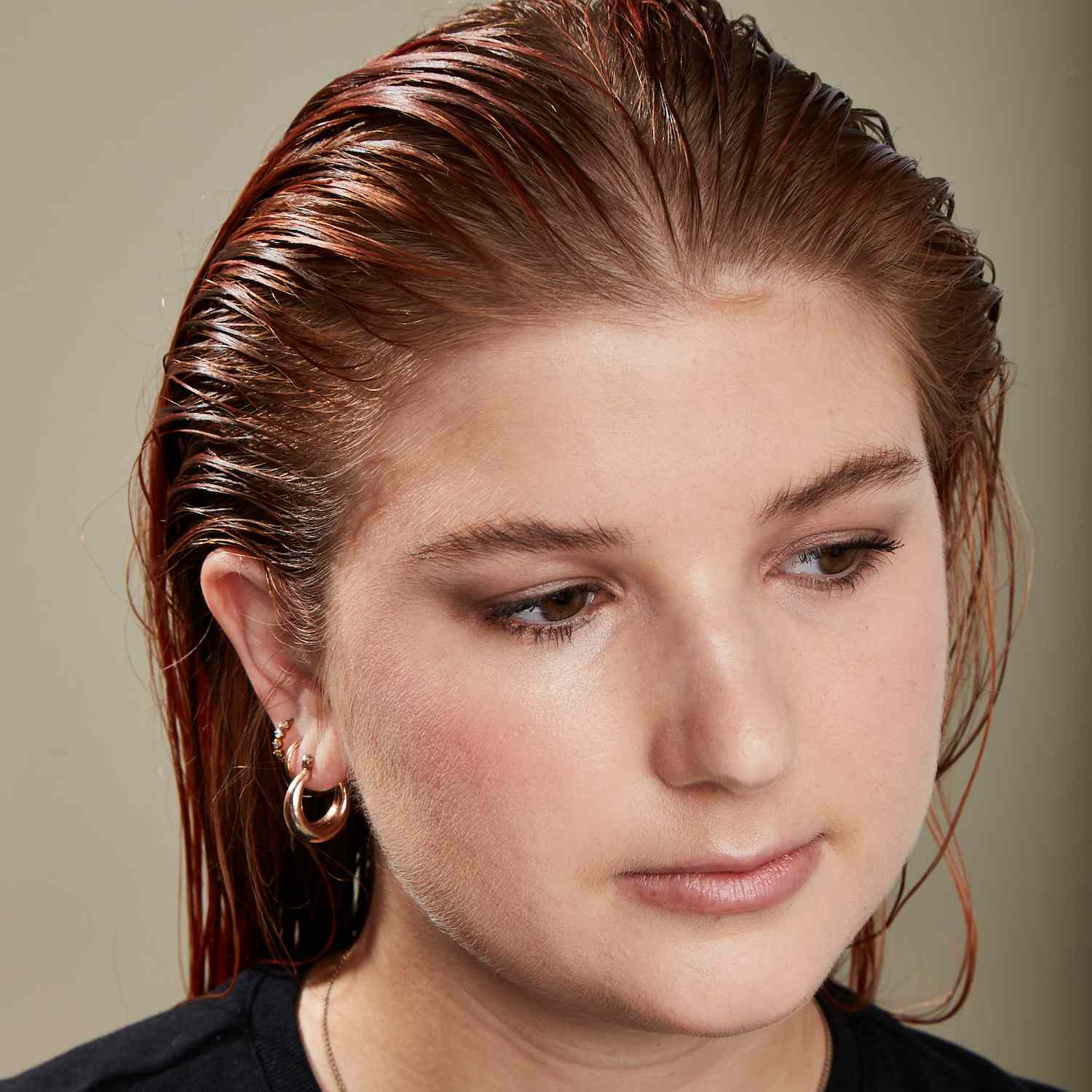 Byrdie editor Bella Cacciatore with slightly wet hair before using waveformers