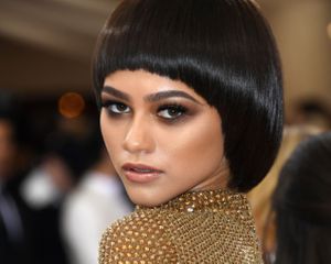 Actress Zendaya in bronze makeup on the red carpet.