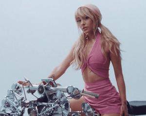 Ariana Grande mod fragrance campaign 