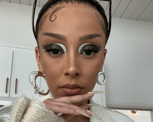 Doja Cat wearing graphic eyeliner 